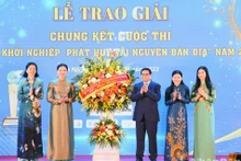 El primer ministro Pham Minh Chinh entrega flores para felicitar a la Unión de Mujeres de Vietnam.