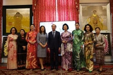 El embajador Nguyen Quoc Dung y su esposa Bich Van se tomaron fotos con cónyuges de otros países en el evento. (Foto: VNA)