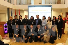 El embajador Ngo Huong Nam y la Asociación de Estudiantes Vietnamitas en los Países Bajos. (Foto: VNA)