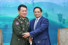 El primer ministro de Vietnam, Pham Minh Chinh, recibió al general Vong Pisen, comandante en jefe de las Fuerzas Armadas Reales de Camboya. (Foto: VNA)
