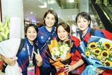 Atletas doradas de karate de Vietnam llegan al aeropuerto internacional de Noi Bai. (Foto: VNA)