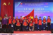 El viceministro de Cultura, Deportes y Turismo, Hoang Dao Cuong, se toma una fotografía con representantes de la delegación vietnamita. (Fotografía: VNA)