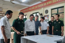 La Guardia Fronteriza y el Comité Popular de la provincia de Quang Nam planean movilizarse hacia la zona donde el barco pesquero se encuentra en peligro. (foto: hanoimoi.vn)