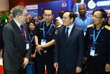 El viceprimer ministro vietnamita Tran Luu Quang visita la Exposición Tecnológica de la OMA. (Fotografía: VNA)