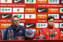 El entrenador Troussier y el capitán Que Ngoc Hai en la rueda de prensa. (Foto: VNA)