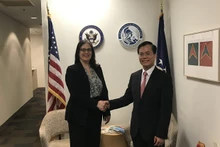 El vicecanciller vietnamita Ha Kim Ngoc y Jessica Lewis, subsecretaria de Estado de Estados Unidos para asuntos político-militares (Foto: VNA)