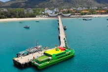 La barco de alta velocidad aterriza en el puerto de Con Dao. (Foto: VNA)