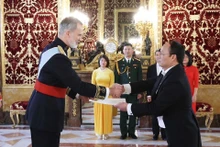 El embajador de Vietnam en España, Doan Thanh Song, presenta sus cartas credenciales al Rey de España, Felipe VI. (Foto: baoquocte.vn)