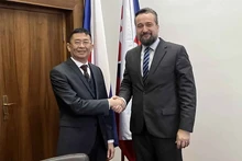El vicepresidente del Parlamento eslovaco, Ľuboš Blaha (Derecha), recibie al embajador Nguyen Tuan. (Foto: baoquocte.vn)