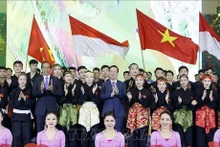 Los presidentes de Vietnam e Indonesia se toman foto con los artitas marciales. (Foto: VNA)