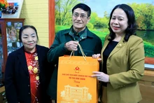 La vicepresidenta de Vietnam, Vo Thi Anh Xuan, entregó obsequios a los hogares beneficiarios de políticas sociales. (Foto: VNA)