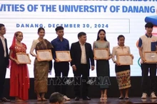 La Universidad de Danang entrega reconocimientos a estudiantes internacionales con mejores resultados académicos. (Foto: VNA)