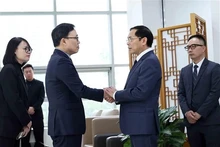 El viceprimer ministro y canciller de Vietnam, Bui Thanh Son, (segundo a la derecha) expresa sus condolencias al embajador de Corea del Sur, Choi Youngsam. (Foto: VNA)