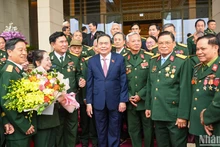 [Foto] Máximo legislador vietnamita se reúne con personas meritorias del Regimiento 271 de la Región Militar de Tri Thien