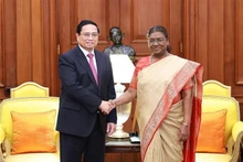 El primer ministro de Vietnam, Pham Minh Chinh, y la presidenta india, Droupadi Murmu. (Foto: VNA)
