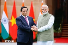 El primer ministro Pham Minh Chinh (en la izquierda) y su homólogo indio, Narendra Modi. (Foto: VNA)
