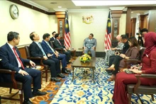 Panorama de la reunión entre el vicepresidente de la Asamblea Nacional de Vietnam Nguyen Khac Dinh y el presidente de la Cámara de Representantes de Malasia, Johari Bin Abdul. (Foto: VNA)