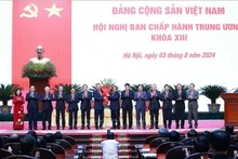 Felicitan al miembro del Buró Político y al presidente del país, To Lam, por su elección como secretario general del Partido Comunista de Vietnam. (Foto: VNA)