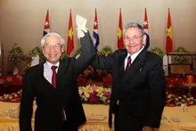 El secretario general Nguyen Phu Trong (en la izquierda) y el general Raúl Castro Ruz, entonces primer secretario del Partido Comunista de Cuba y presidente del Consejo de Estado y del Consejo de Ministros de Cuba, el 8 de julio de 2012, en Hanói. (Foto: VNA)