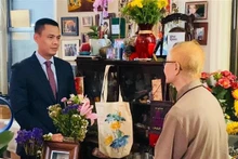 El representante permanente de Vietnam ante la ONU, Dang Hoang Giang, y el doctor Ngo Thanh Nhan, esposo de la activista estadounidense Merle Ratner. (Foto: VNA)