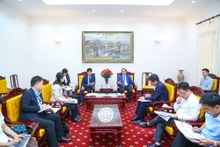 El viceministro de Trabajo, Inválidos de Guerra y Asuntos Sociales de Vietnam Nguyen Ba Hoan recibe a Kubo Yoshitomo, representante jefe adjunto de la Agencia Japonesa de Cooperación Internacional (JICA). Foto: (molisa.gov.vn)