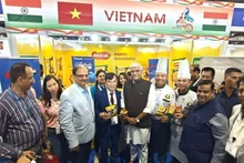 El ministro indio de Cultura y Turismo, Gajendra Singh Shekhawat, visitó y presenció la ceremonia de inauguración del stand de Vietnam en IHE 2024. (Foto: VNA)