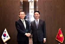 El Ministro de Información y Comunicación de Vietnam, Nguyen Manh Hung y el ministro surcoreano de Ciencia y Tecnologías de la Información y Comunicación, Lee Jong-ho. (Foto: VNA)