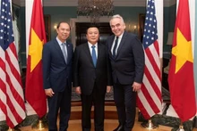 El miembro del Buró Político y presidente del Consejo Teórico Central del Partido Comunista de Vietnam y director de la Academia Nacional de Política Ho Chi Minh, Nguyen Xuan Thang (medio), se reúne con el primer subsecretario de Estado de Estados Unidos, Kurt Campbell (derecha). (Foto: VNA)