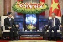 El presidente de Vietnam, To Lam (derecha), recibe al jefe ejecutivo de la región administrativa especial china de Hong Kong, Lee Ka-chiu. (Foto: VNA)