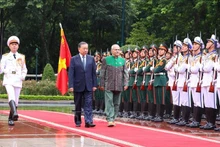 El presidente de Vietnam, To Lam (en la izquierda), y su homólogo de Timor Oriental, José Ramos-Horta, pasan revista a la guardia de honor. (Foto: VNA)
