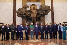 El presidente de Vietnam,To Lam, su homólogo de Timor Oriental, José Ramos-Horta, y delegados en el Museo Ho Chi Minh. (Foto: VNA)