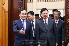 El viceprimer ministro de Vietnam Tran Luu Quang (en la izquierda) y el jefe ejecutivo de la región administrativa especial china de Hong Kong, John Lee Ka-chiu. (Foto: VNA)