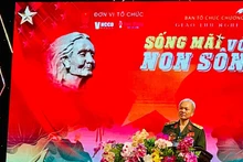 El teniente general Hoang Khanh Hung, presidente de la Asociación de Apoyo a las Familias de los mártires vietnamitas, habla en el evento. 