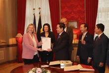 Entregan la carta de agradecimiento del presidente de la Asamblea Nacional de Vietnam, Vuong Dinh Hue, a las dirigentes del Parlamento Federal de Bélgica por la adopción de la Resolución de apoyo a las víctimas del Agente Naranja en Vietnam. (Foto: VNA)