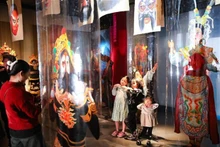 Visitantes en la exposición sobre el tuong (ópera clásica tradicional). (Foto: VNA)