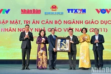 Los dirigentes de Nhan Dan, VTV, VNA y VOV felicitan a los funcionarios del sector educativo.