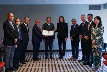 El primer ministro Anwar Ibrahim (quinto, izquierda) presencia el intercambio de un memorando de entendimiento entre el director ejecutivo de la Autoridad de Desarrollo de Inversiones de Malasia, Arham Abdul Rahman (cuarto, izquierda) y el presidente y director de Inversiones; Ruth Porat (quinta, derecha), directora financiera de Alphabet y Google, en San Francisco, EE. UU. (Foto: https://www.thestar.com.my/)
