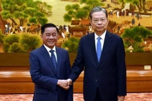 El presidente del Comité Permanente de la Asamblea Popular Nacional de China, Zhao Leji, recibe a Tran Cam Tu, miembro del Buró Político, secretario del Comité Central del PCV y jefe de su Comisión de Control Disciplinario. (Foto: VNA)
