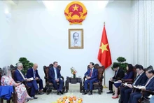 El viceprimer ministro de Vietnam Le Minh Khai recibe al ministro-presidente del estado de Turingia de Alemania, Bodo Ramelow. (Fuente: VNA)