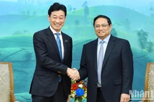 El premier vietnamita recibe al ministro de Economía, Comercio e Industria de Japón, Nishimura Yasutoshi.