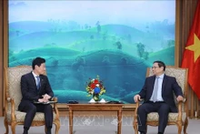 El primer ministro de Vietnam, Pham Minh Chinh, recibe al ministro japonés de Economía, Comercio e Industria, Nishimura Yasutoshi. (Foto: VNA)