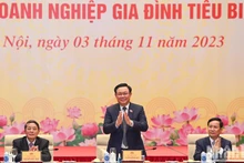 El presidente de la Asamblea Nacional, Vuong Dinh Hue, preside la reunión.
