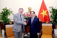 El ministro de Relaciones Exteriores de Vietnam, Bui Thanh Son, recibe a Bodo Ramelow, ministro-presidente del estado de Turingia, Alemania. (Foto: dangconsan.org.vn)