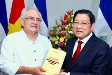 El miembro del Buró Político y jefe de la Comisión de Asuntos Internos del Comité Central del Partido Comunista de Vietnam, Phan Dinh Trac (derecha) y el presidente de la Asamblea Nacional de Nicaragua, Gustavo Porras Cortés. (Foto: VNA)