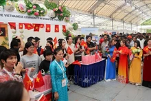 En el stand del Comité de Enlace de la comunidad vietnamita en Singapur. (Foto: VNA)