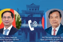 El vicepremier y canciller de Vietnam, Bui Thanh Son, mantiene conversaciones telefónicas con su homólogo camboyano, Prak Sokhonn. 