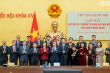 El presidente de la ANV, Tran Thanh Man, con embajadores y jefes de las representaciones diplomáticas vietnamitas en el exterior. 