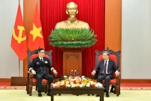 El secretario general del PCV, To Lam, recibe al ministro de Defensa Nacional de China, coronel general Dong Jun.