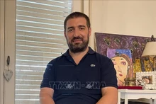 El periodista argentino Gastón Fiorda, de la Radio Nacional, en la entrevista. (Foto: VNA)