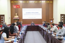 El presidente de la VUFO, Phan Anh Son, recibe a una delegación de los voluntarios internacionales de la Iglesia de Jesucristo de los Santos de los Últimos Días. (Foto: VNA)